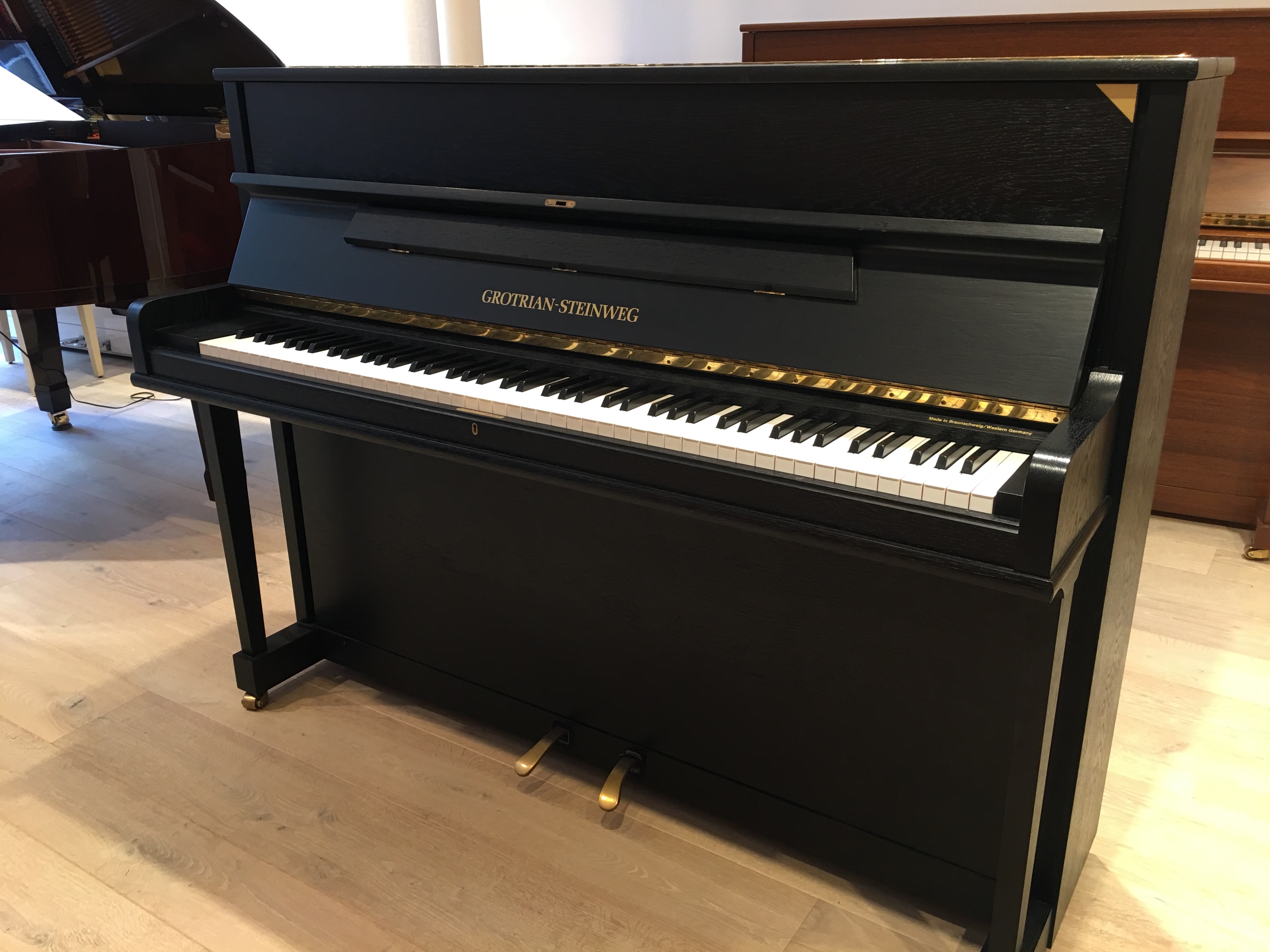 Les Plus Beaux Morceaux De Piano Moderne GROTRIAN-STEINWEG 114V noir satiné