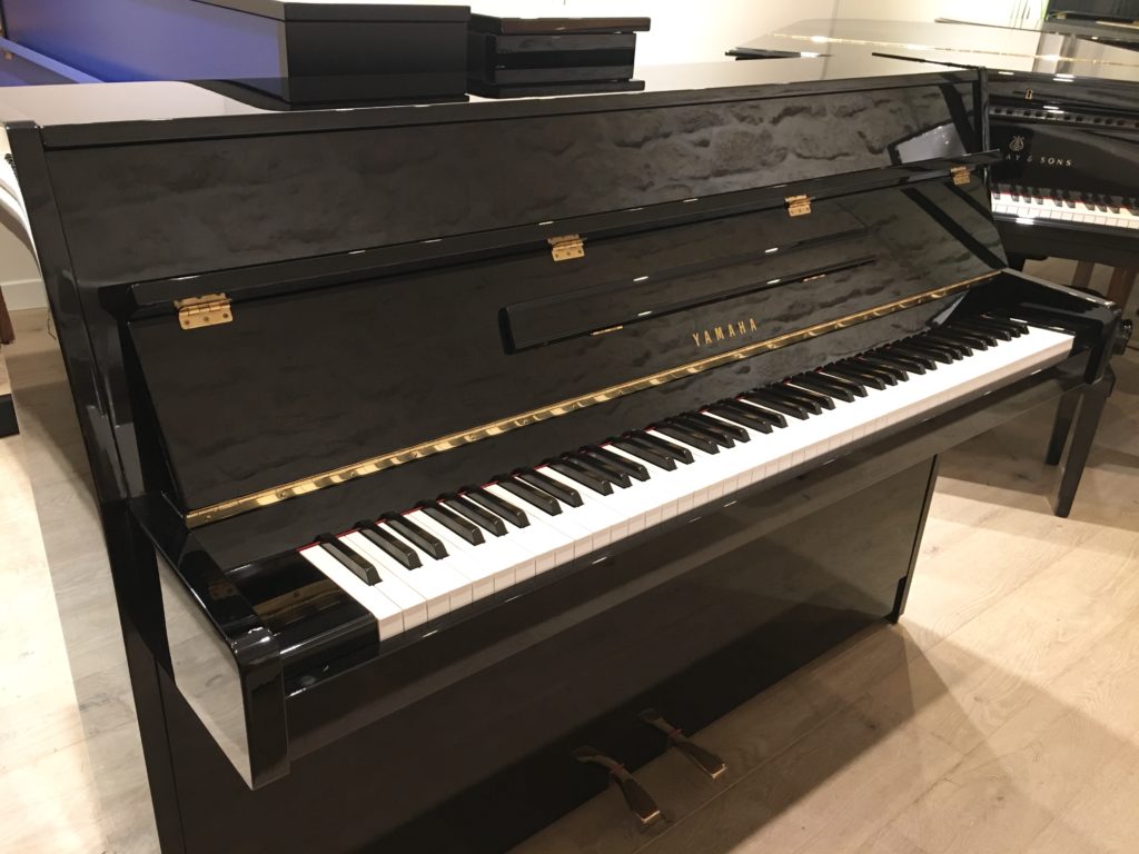 YAMAHA E108 Laqué Noir – Made in Japan