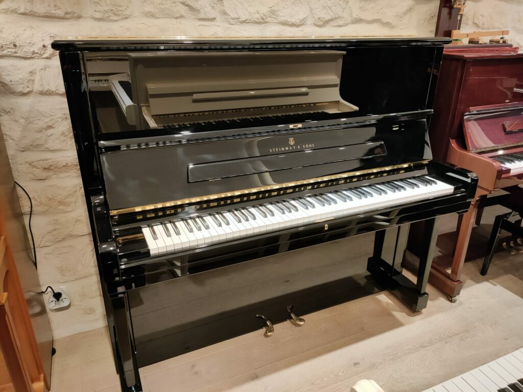 STEINWAY&SONS K132