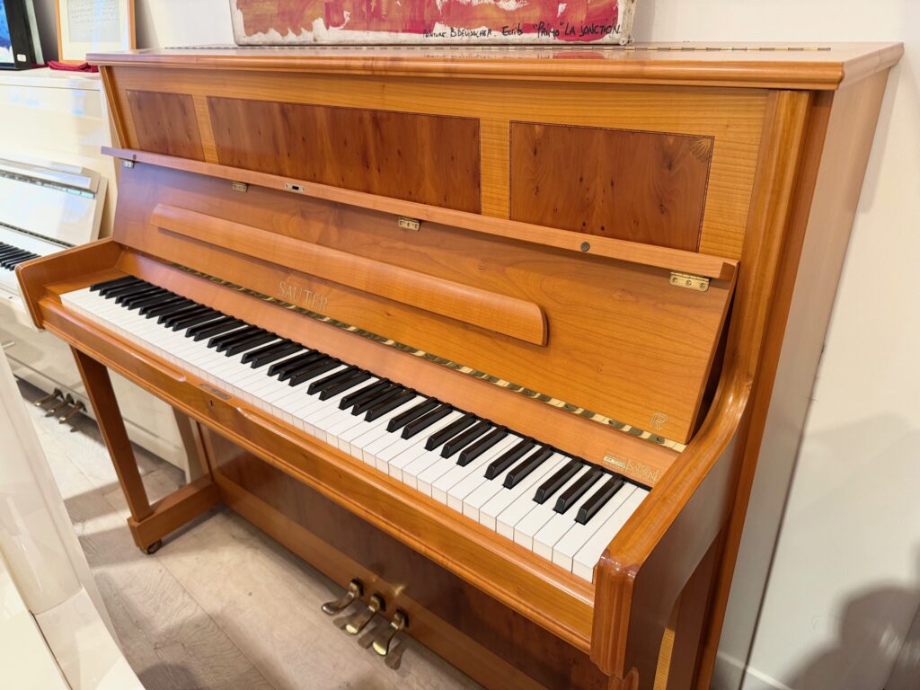 SAUTER 122 Resonance – Merisier et If satiné